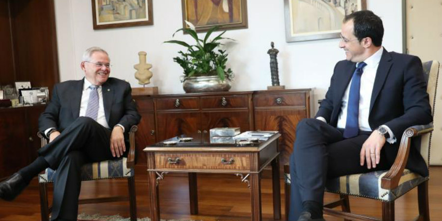 Ο ΥΠΕΞ ενημέρωσε τον Γερουσιαστή Μενέντεζ για τις πρόσφατες τουρκικές προκλήσεις
